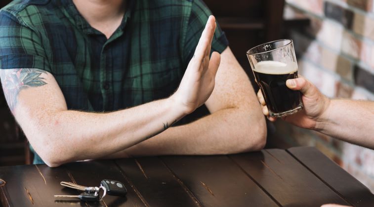 Homme_refusant_de_l_alcool