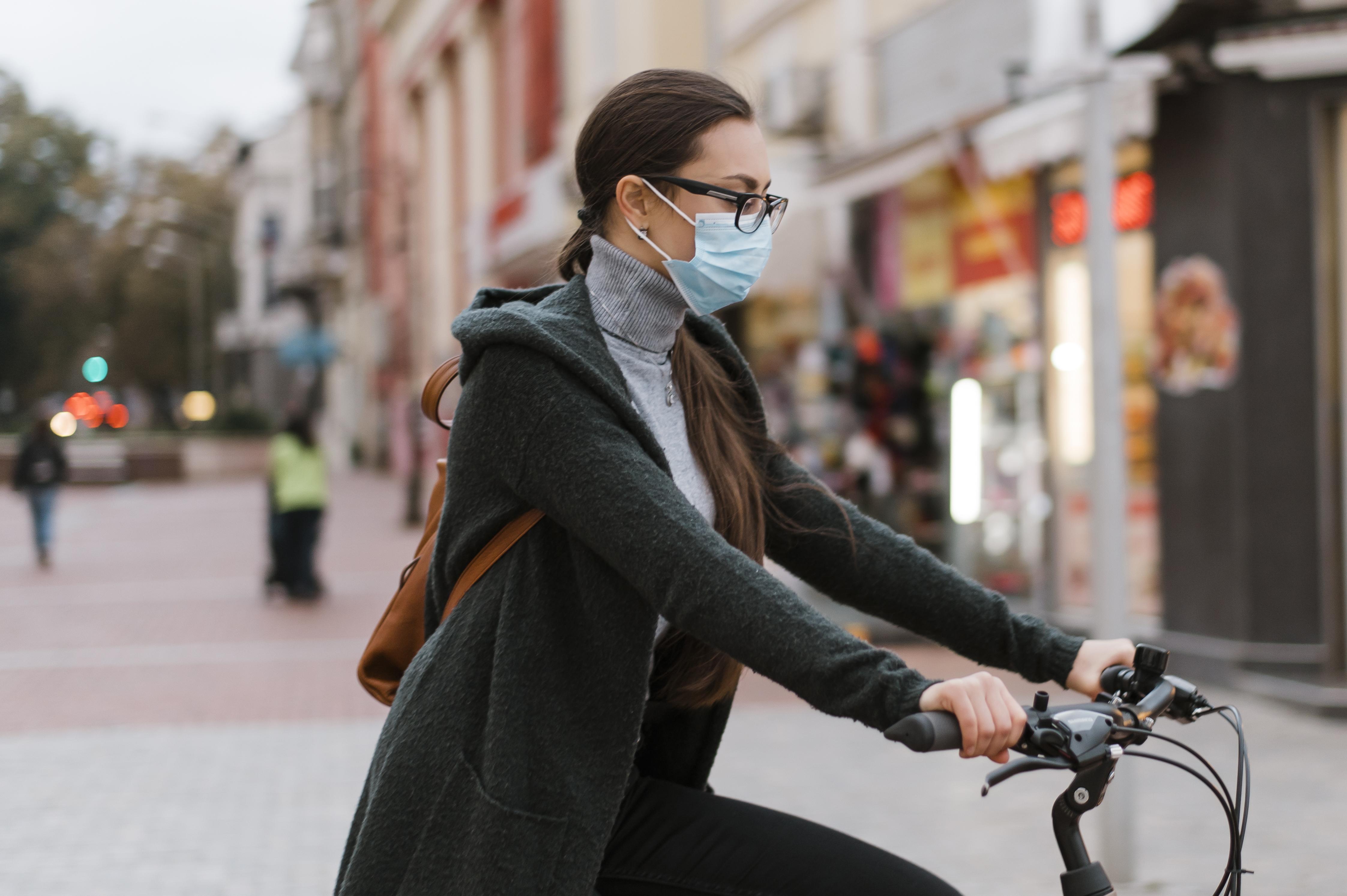 Image personne à vélo masque, et pollution