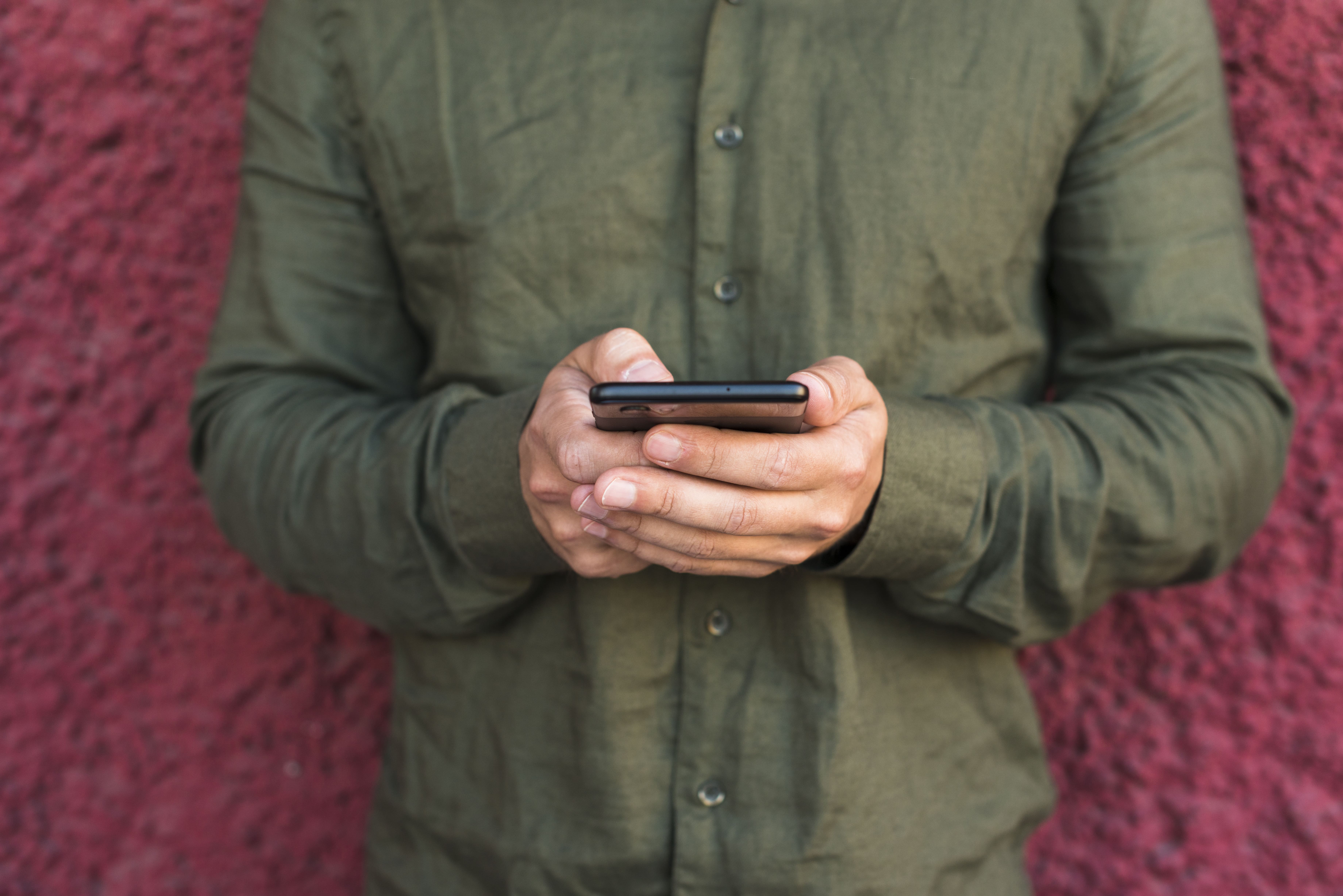 Image personne tenant un téléphone portable
