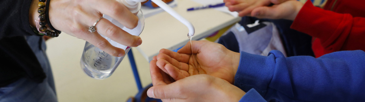 photo_nettoyage_mains_enfants_covid_ecole.jpg