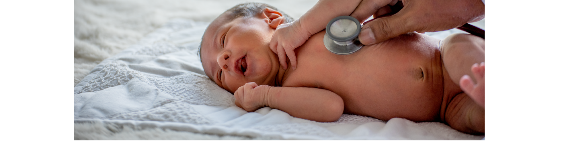 Bébé à la naissance : les premiers examens médicaux